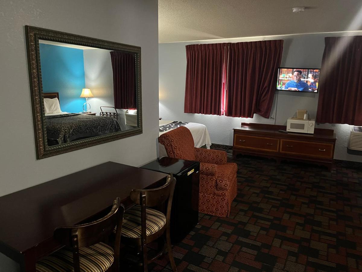 Rodeway Inn Whitehall Eksteriør billede
