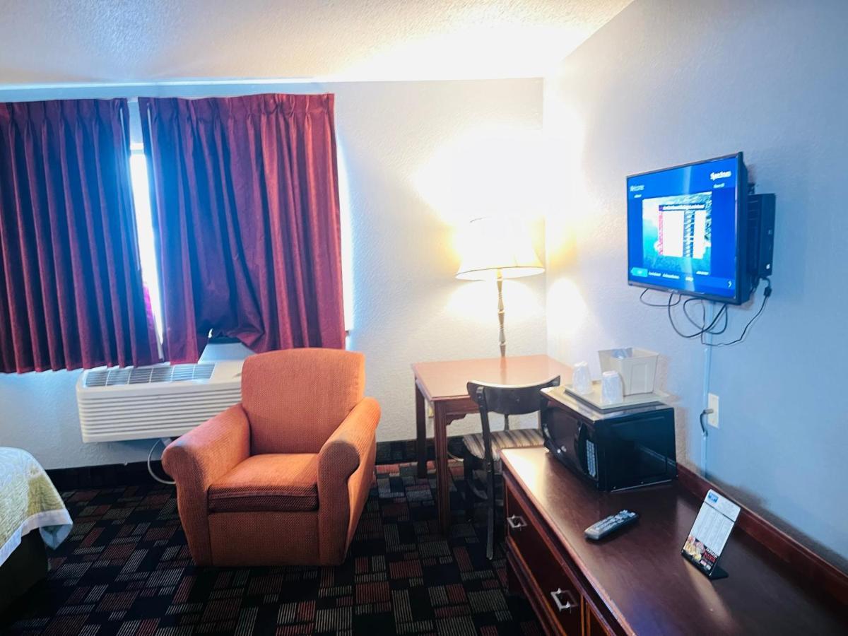 Rodeway Inn Whitehall Eksteriør billede